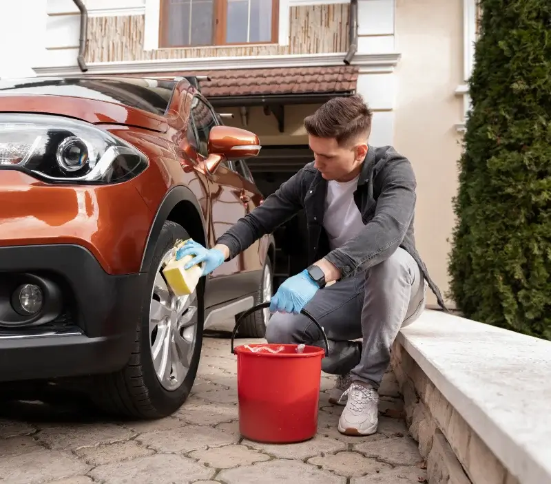 Lavage auto à domicile Aubigny-en-Artois : professionnel intervenant sur un véhicule